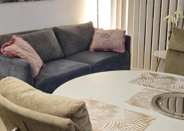 Moderns Un Kluss Dzivoklis 37 M2 アパート