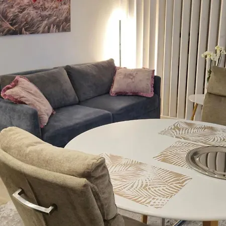 Moderns Un Kluss Dzivoklis 37 M2 Lägenhet